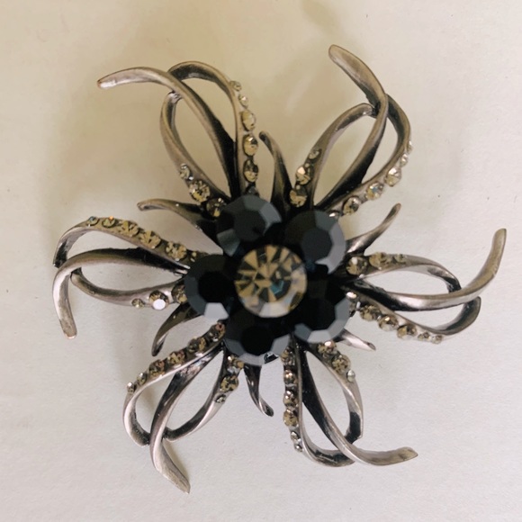 Vintage brooch pin back sparkling flower with shiny black beadings & rhinestones - Picture 4 of 12